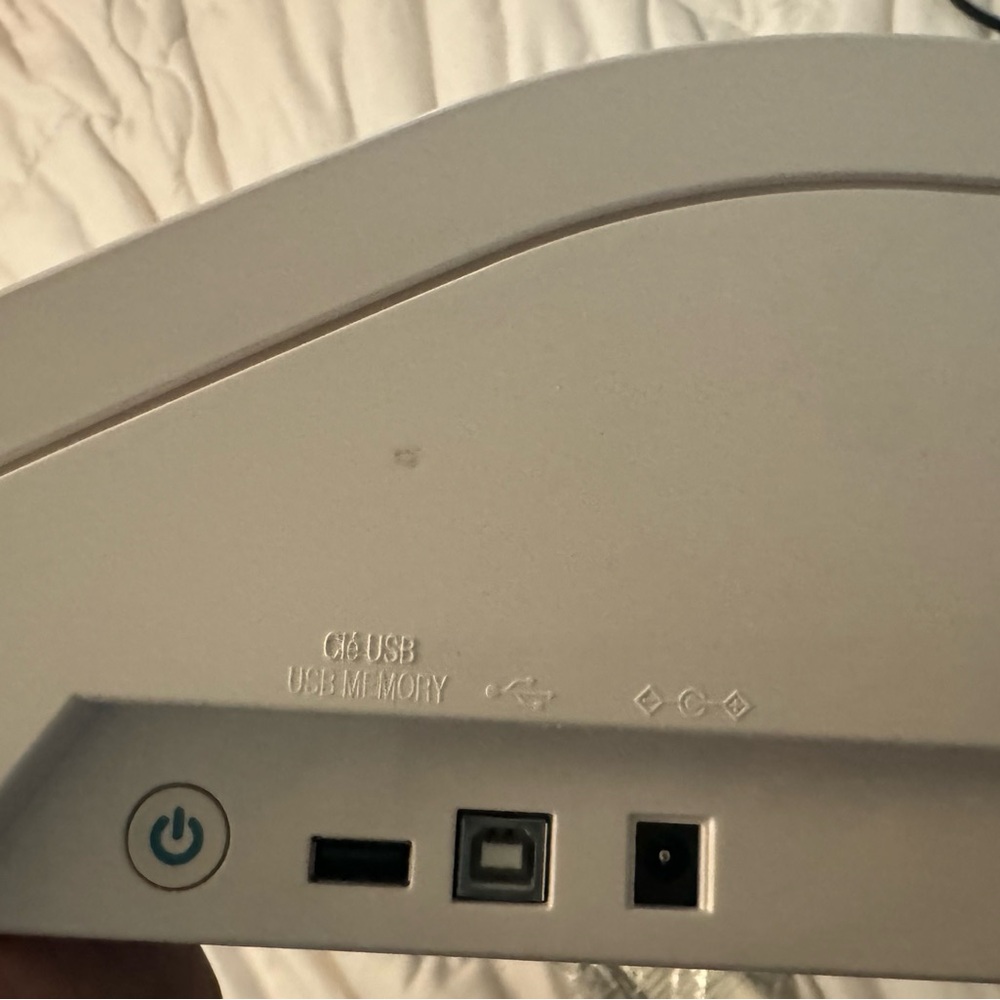 Silhouette USB-Enabled Device in White (3rd generation) - Picture 3 of 7